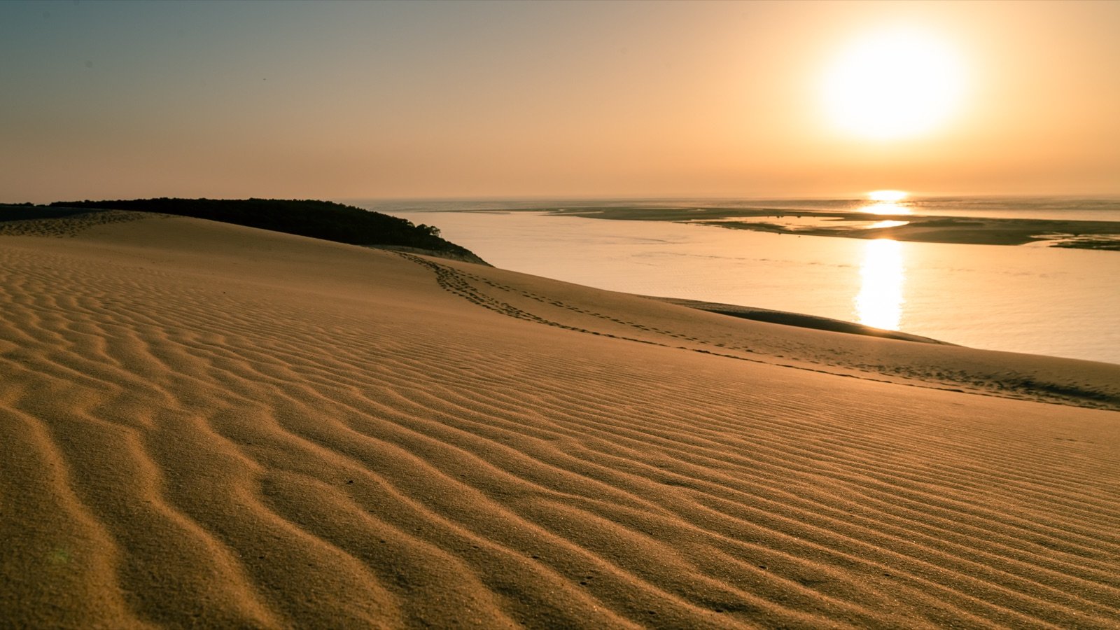 La dune du Pilat au coucher du soleil, le sable strié par le vent.