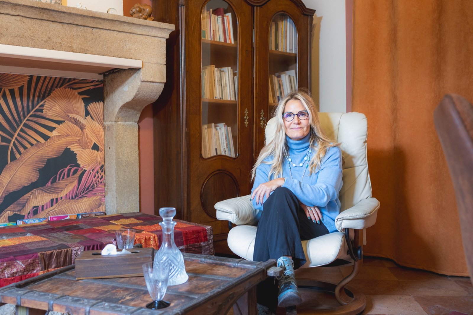 La psychologue assise dans son salon de consultation.