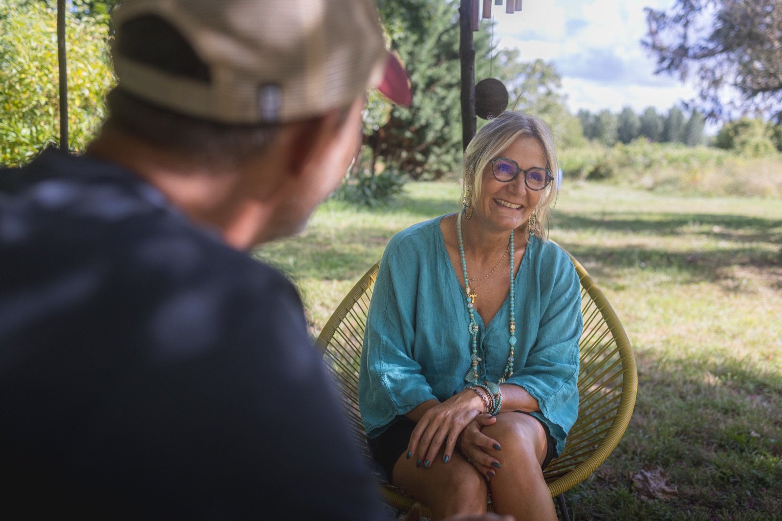 Conversation en extérieur dans le jardin.