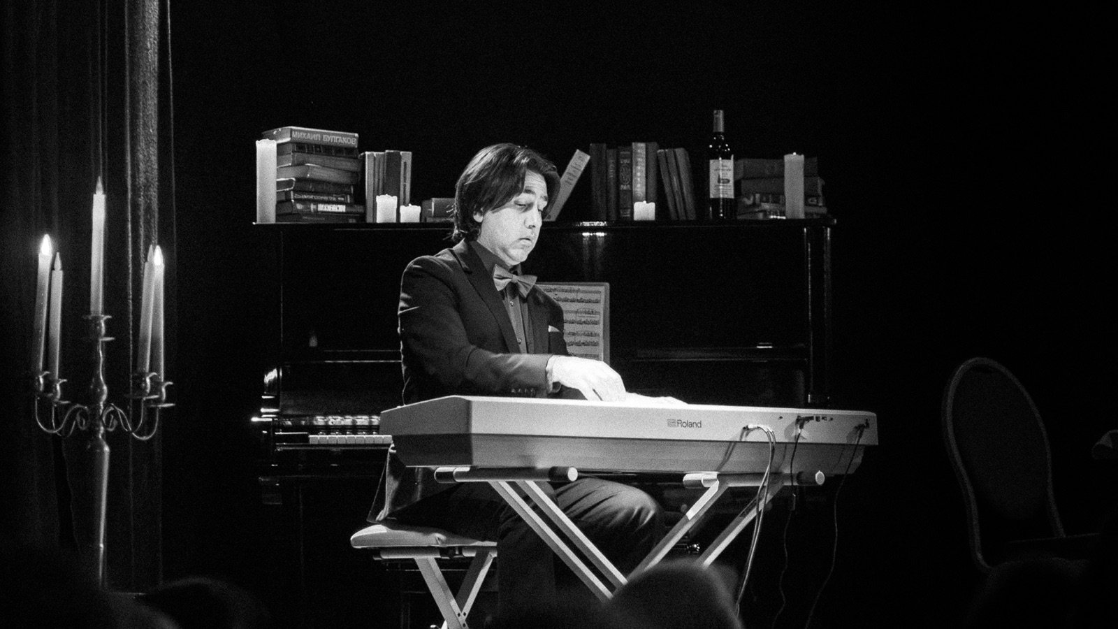 Le pianiste vu de loin, entouré de bougies.