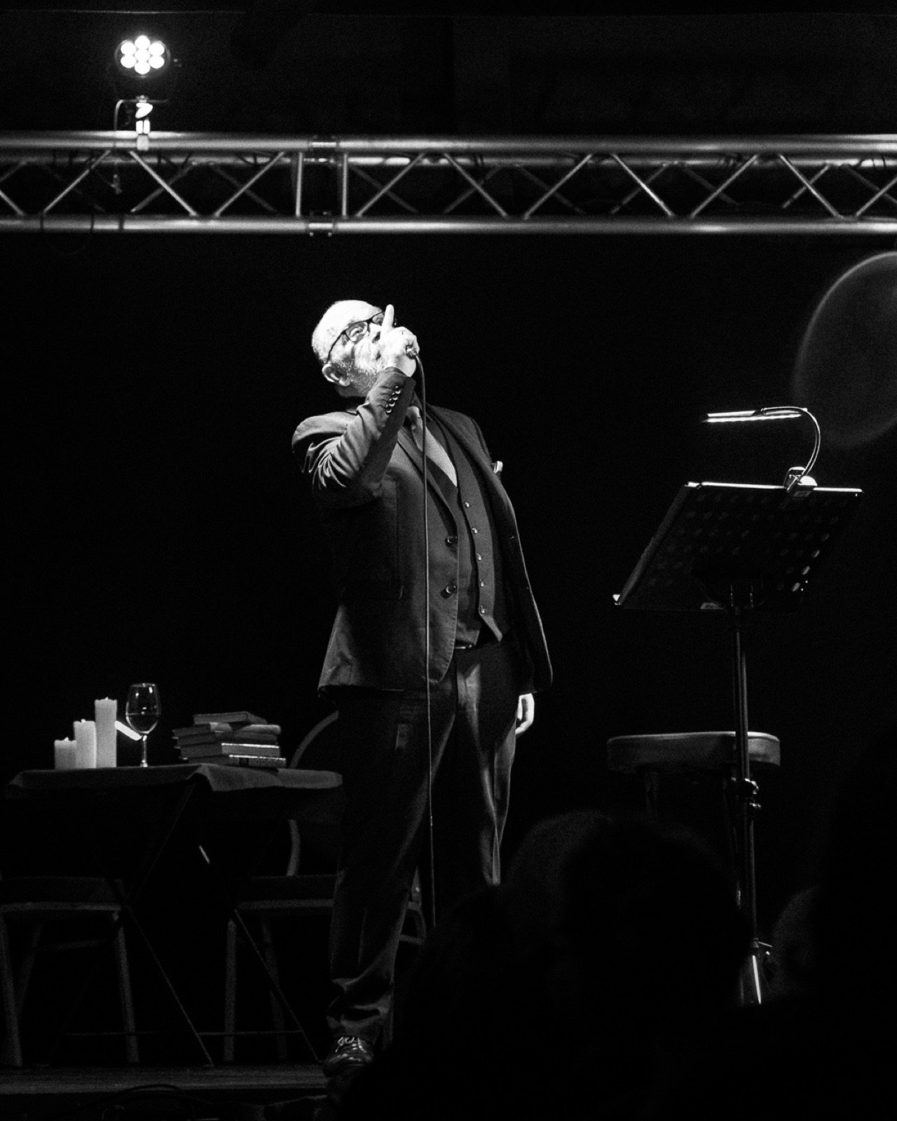Portrait du chanteur au micro.