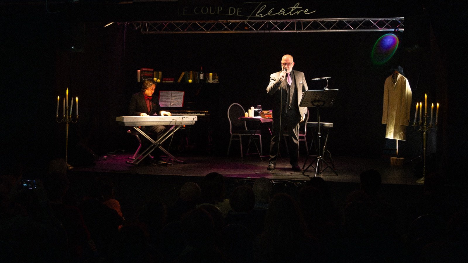 Le plateau vu de la salle pendant le spectacle, public au premier plan.