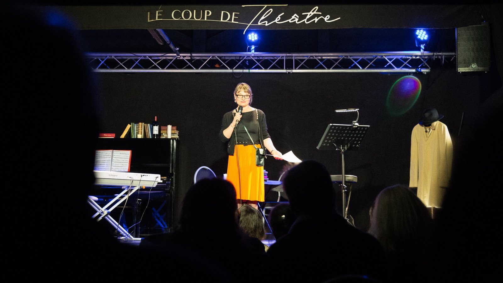 Présentation au micro devant le public, sous l’enseigne du Coup de Théâtre.